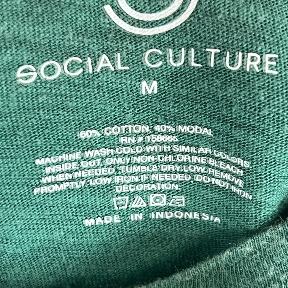 Social Culture Hamptons Social Club Green Cropped Graphic T-Shirt Medium - Picture 2 of 6